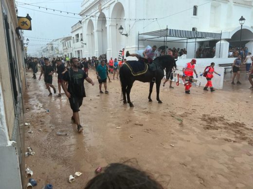 (FOTOS Y VIDEO) Sant Lluís da por concluido el jaleo a la estampida