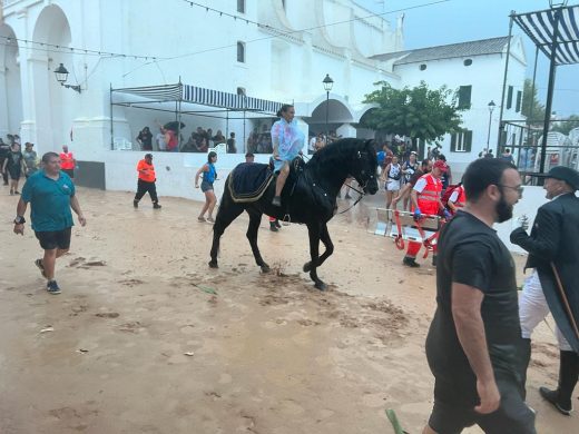(FOTOS Y VIDEO) Sant Lluís da por concluido el jaleo a la estampida