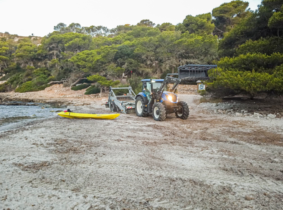 En Cala Blanca se ha extraído la arena acumulada debajo del puente y se ha recuperado arena mezclada con posidonia (Imagen: CIME)
