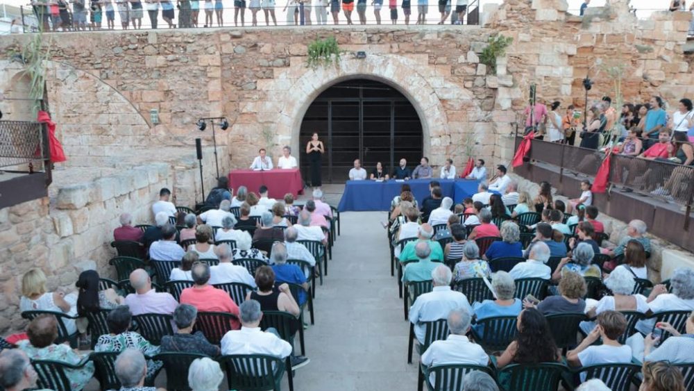 La elección del Castell de Sant Antoni como escenario para la tertulia no ha sido fortuita, ya que Fornells es uno de los epicentros de la creación artística (Foto: Karlos Hurtado)