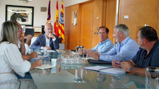 Adolfo Vilafranca, presidente del Consell Insular, se ha reunido con Juan Manuel Lafuente, conseller del Mar y del Ciclo del Agua del Govern balear (Foto: Consell Insular)