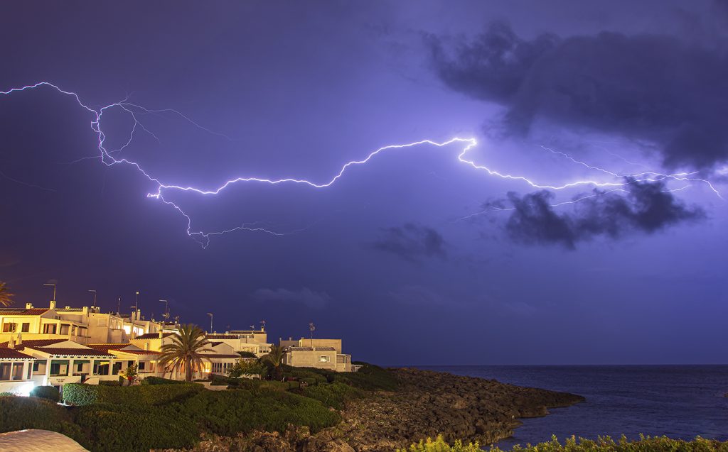 Descarga eléctrica en Cala Torret, el pasado domingo. (Foto: MIkel Llambias)