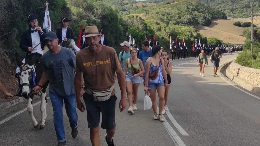 La qualcada subiendo El Toro en las fiestas de Sant Nicolau de 2022 (Foto: L. FUSTER - T.MERCADAL - A.HARO)