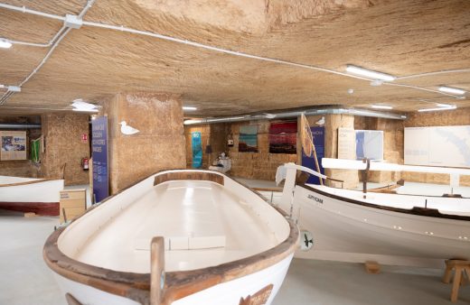 La exposición encaja a la perfección con el nuevo centro cultural Thalassa, ya que el objetivo de este es poner de relieve la importancia del patrimonio marítimo de la isla (Imagen: PescArt)