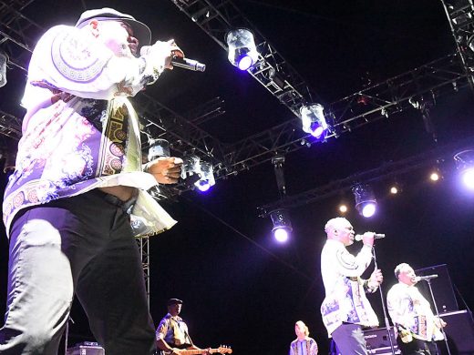 (Fotos y vídeo) Earth, Wind & Fire, 13 de buen rollo