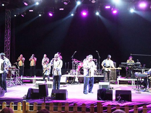 (Fotos y vídeo) Earth, Wind & Fire, 13 de buen rollo