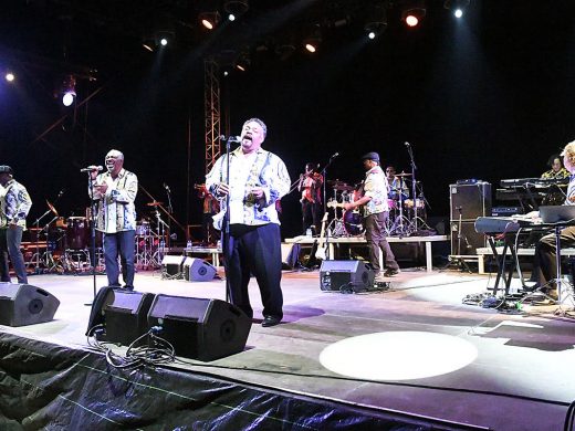 (Fotos y vídeo) Earth, Wind & Fire, 13 de buen rollo