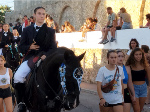 (Fotos y Vídeo) Maó se viste de fiesta: los caixers se preparan para el esperado jaleo