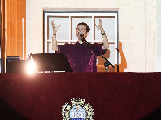 (Fotos y Vídeo) La música y las palabras de Marco Mezquida inauguran las festividades de Maó