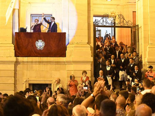 (Fotos y Vídeo) La música y las palabras de Marco Mezquida inauguran las festividades de Maó