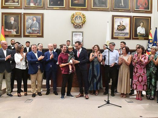 (Fotos y Vídeo) La música y las palabras de Marco Mezquida inauguran las festividades de Maó