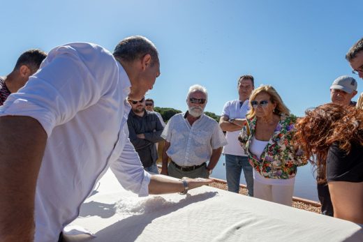 Muestra de sal a los asistentes (Fotos: Joan Carles Moreno y Sal de Menorca)