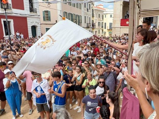 (Fotos y Vídeos) Jaleo de Gràcia: Maó vibra al ritmo de la tradición