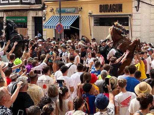 (Fotos y Vídeos) Jaleo de Gràcia: Maó vibra al ritmo de la tradición