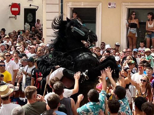 (Fotos y Vídeos) Jaleo de Gràcia: Maó vibra al ritmo de la tradición