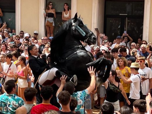 (Fotos y Vídeos) Jaleo de Gràcia: Maó vibra al ritmo de la tradición