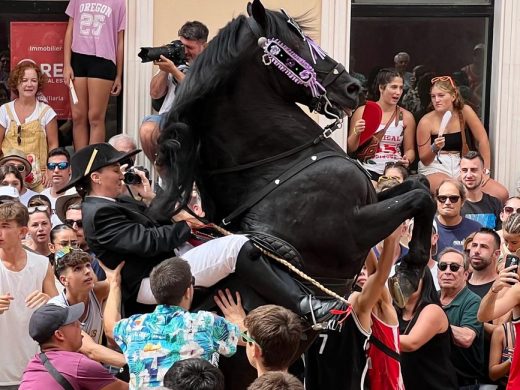 (Fotos y Vídeos) Jaleo de Gràcia: Maó vibra al ritmo de la tradición