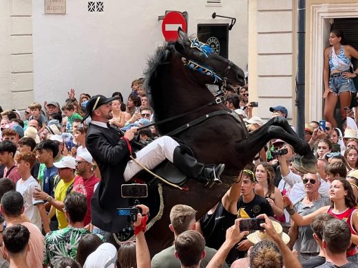 (Fotos y Vídeos) Jaleo de Gràcia: Maó vibra al ritmo de la tradición