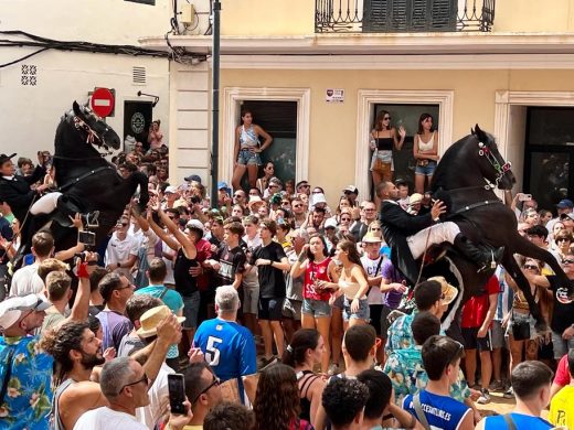 (Fotos y Vídeos) Jaleo de Gràcia: Maó vibra al ritmo de la tradición