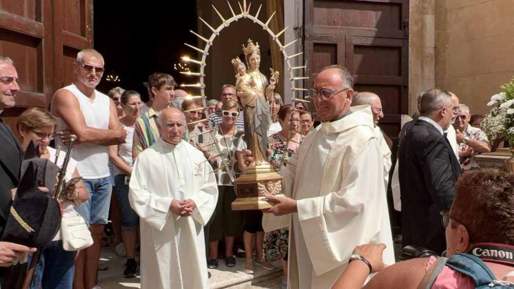 La Virgen vuelve a su ermita tras la misa.