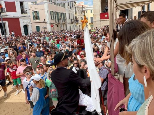 (Fotos y Vídeos) Jaleo de Gràcia: Maó vibra al ritmo de la tradición