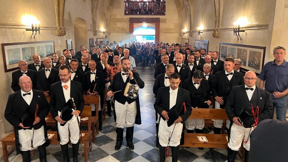 Los caixers en la ermita.