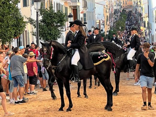 (Fotos y Vídeo) Maó se viste de fiesta: los caixers se preparan para el esperado jaleo