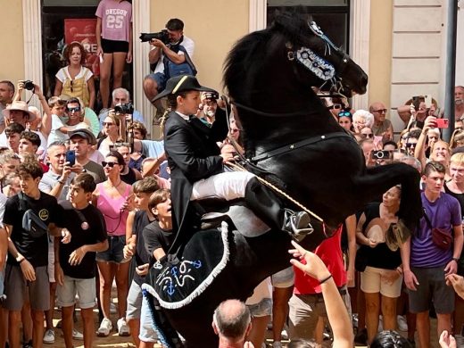 (Fotos y Vídeos) Jaleo de Gràcia: Maó vibra al ritmo de la tradición