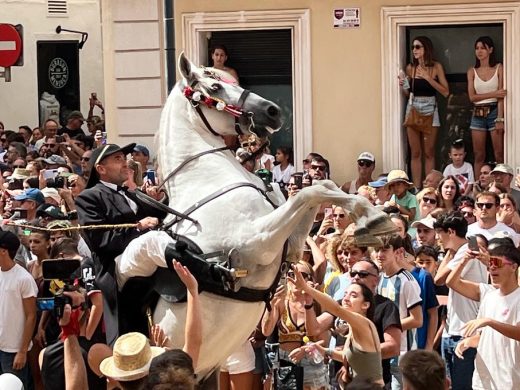 (Fotos y Vídeos) Jaleo de Gràcia: Maó vibra al ritmo de la tradición