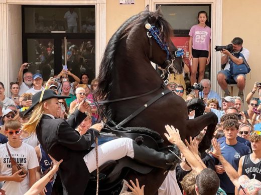 (Fotos y Vídeos) Jaleo de Gràcia: Maó vibra al ritmo de la tradición