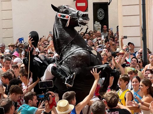 (Fotos y Vídeos) Jaleo de Gràcia: Maó vibra al ritmo de la tradición