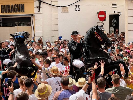 (Fotos y Vídeos) Jaleo de Gràcia: Maó vibra al ritmo de la tradición