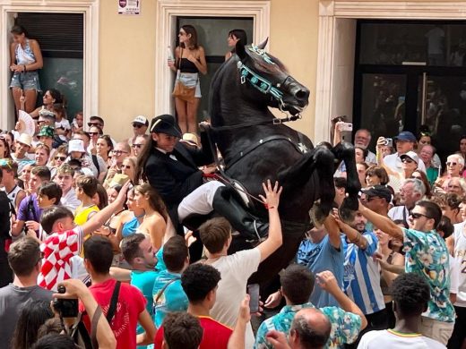 (Fotos y Vídeos) Jaleo de Gràcia: Maó vibra al ritmo de la tradición