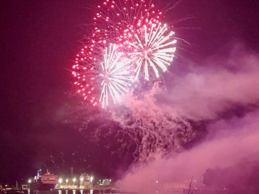 (Fotos y vídeo) Fuegos artificiales para despedir una gran fiesta