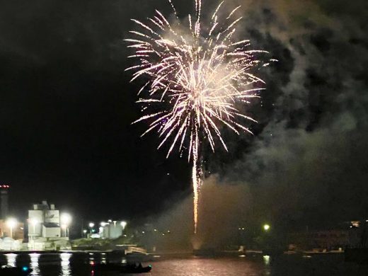 (Fotos y vídeo) Fuegos artificiales para despedir una gran fiesta