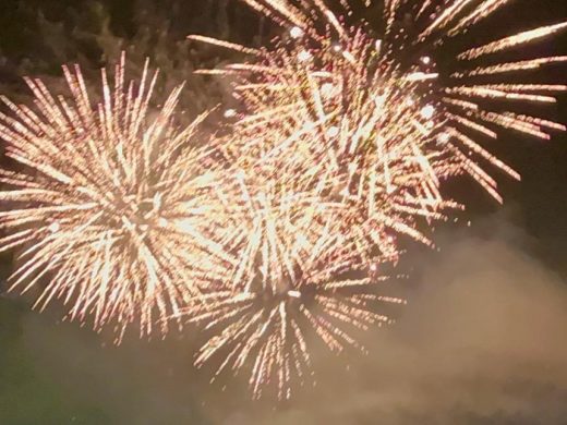 (Fotos y vídeo) Fuegos artificiales para despedir una gran fiesta