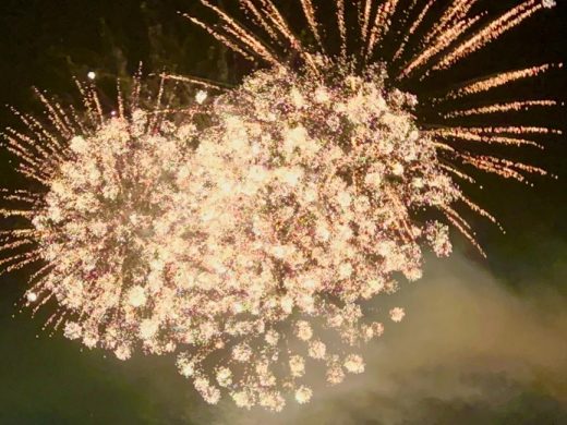 (Fotos y vídeo) Fuegos artificiales para despedir una gran fiesta