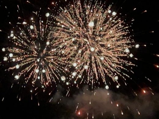 (Fotos y vídeo) Fuegos artificiales para despedir una gran fiesta