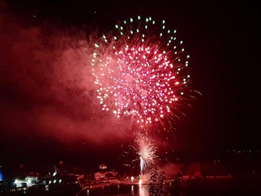 (Fotos y vídeo) Fuegos artificiales para despedir una gran fiesta