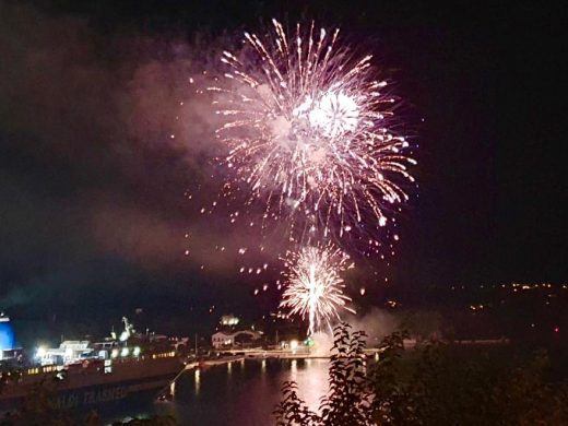 (Fotos y vídeo) Fuegos artificiales para despedir una gran fiesta