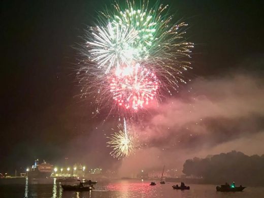 (Fotos y vídeo) Fuegos artificiales para despedir una gran fiesta