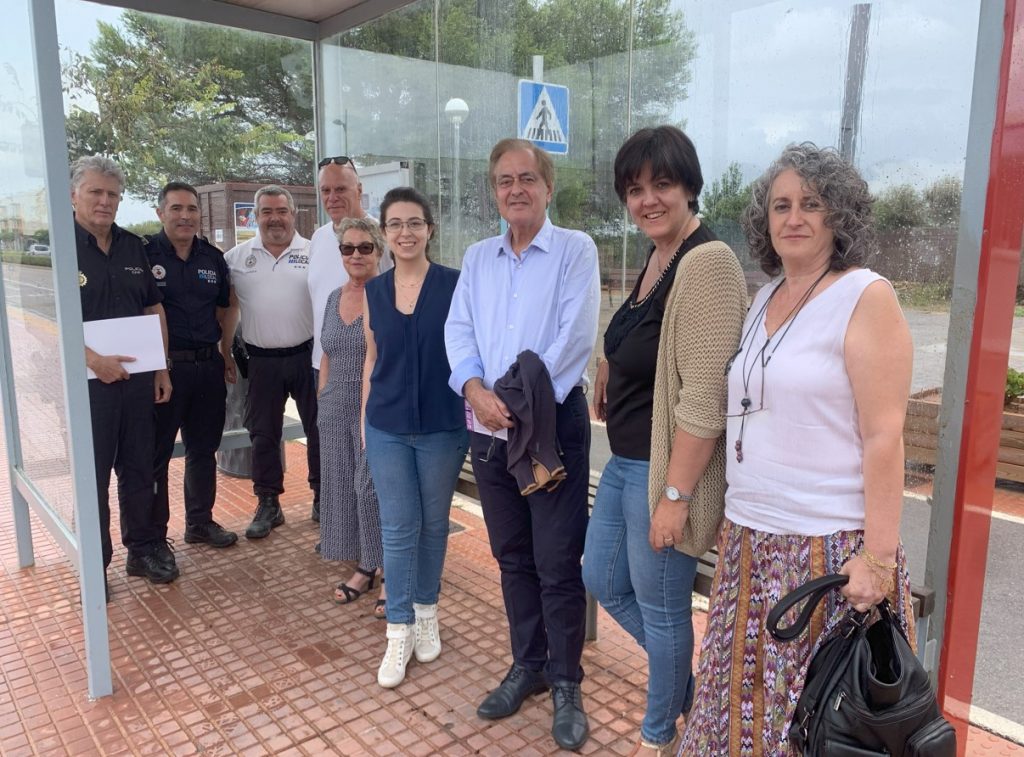Una delegación de técnicos y cargos políticos se han desplazado en autobús desde la Vía Perimetral de Ciutadella hasta Macarella (Imagen: Consell Insular de Menorca)
