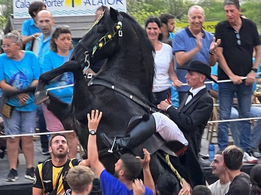 Jaleo de caballos en la playa de Cala en Porter