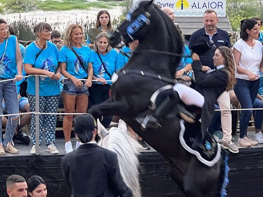 Jaleo de caballos en la playa de Cala en Porter