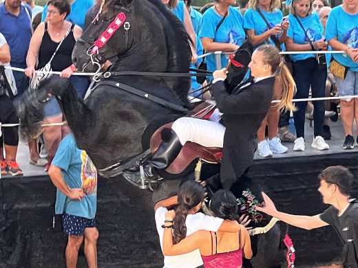 Jaleo de caballos en la playa de Cala en Porter