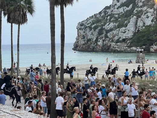 Jaleo de caballos en la playa de Cala en Porter