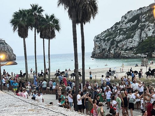 Jaleo de caballos en la playa de Cala en Porter