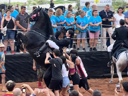 Jaleo de caballos en la playa de Cala en Porter