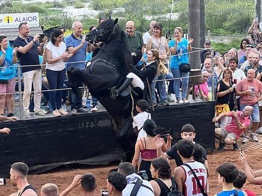 Jaleo de caballos en la playa de Cala en Porter