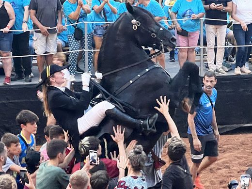 Jaleo de caballos en la playa de Cala en Porter